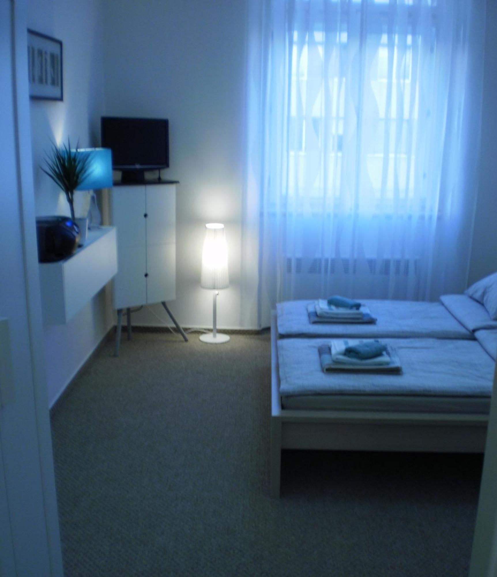 Angel City Aparthotel Prague Room photo